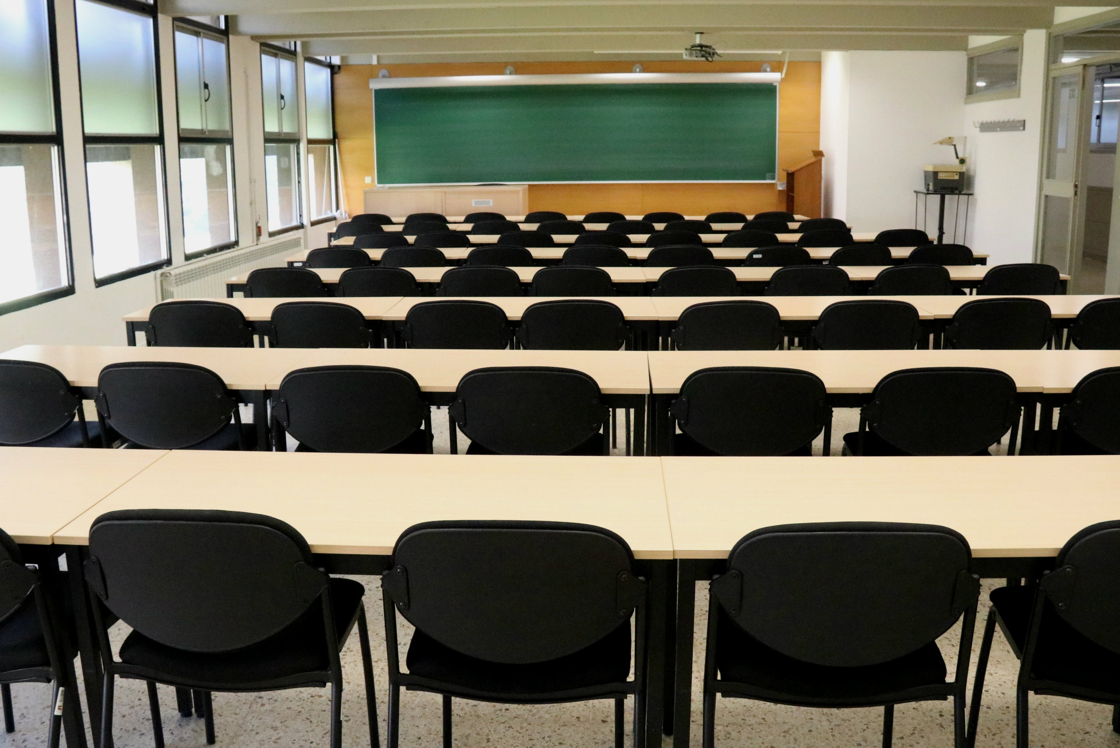 An empty classroom at the University of Barcelona (by ACN)