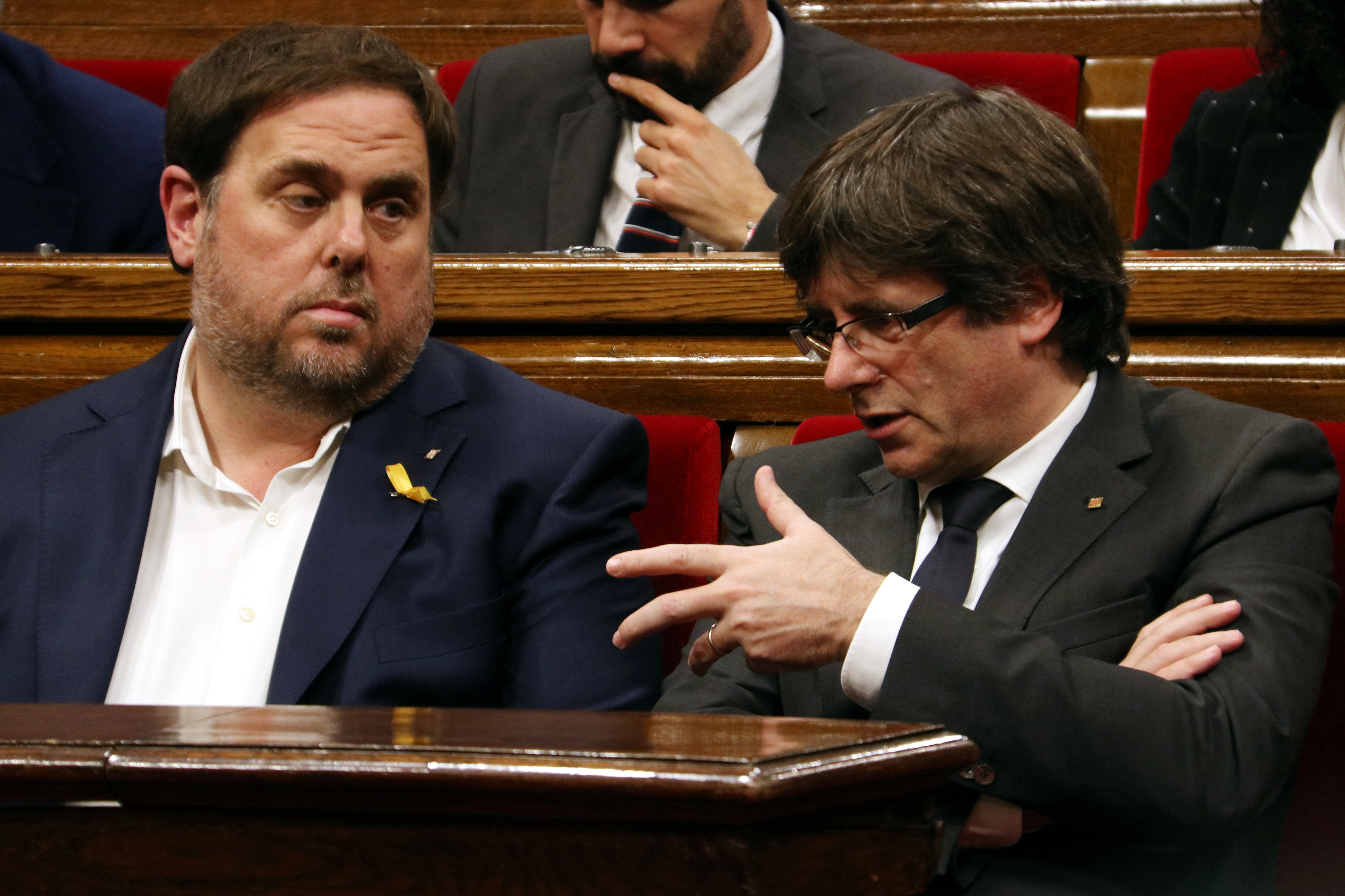 Catalan vice president Oriol Junqueras and president Carles Puigdemont, now both deposed by the Spanish government, with the former in precautionary jail and the second in exile in Belgium on October 26 2017 in the Catalan parliament (by Pere Francesch)