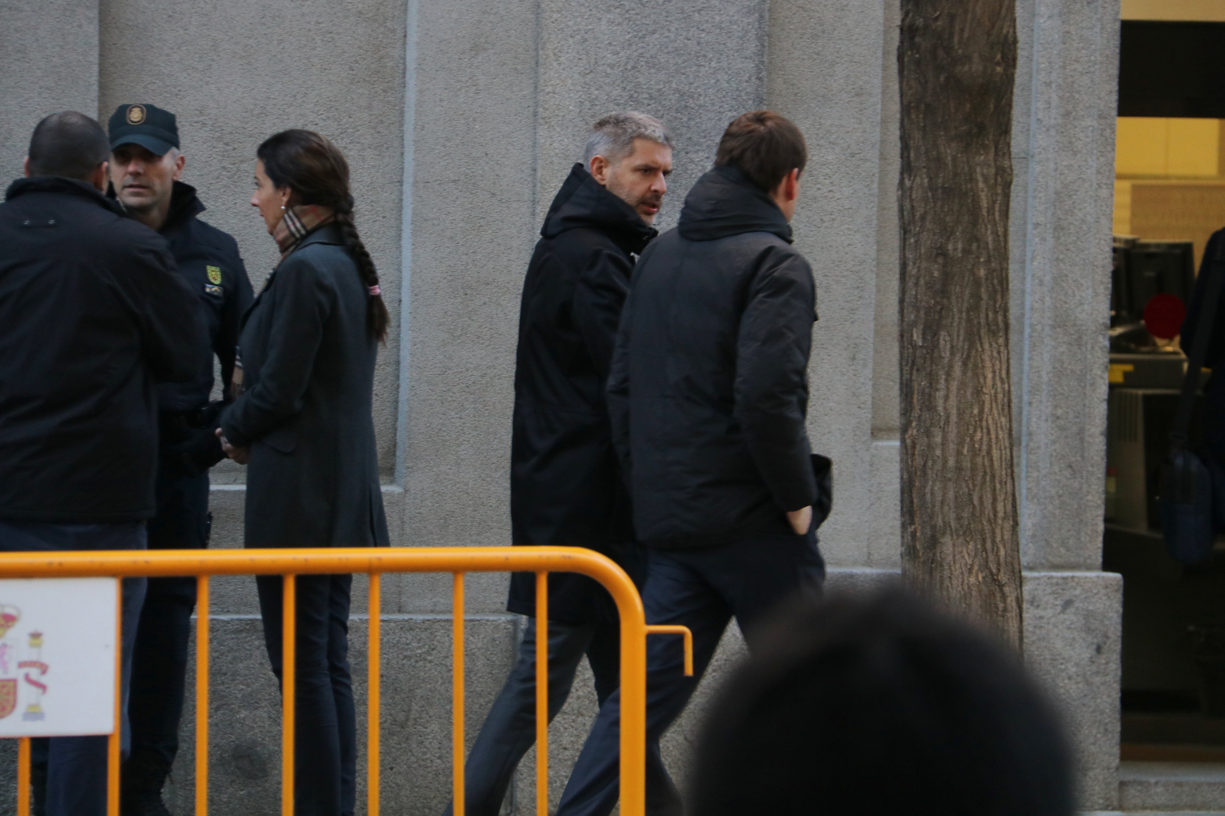 To the left and with a hooded black coat, Oriol Junqueras' lawyer Andreu van den Eynde walks and talks on his way to the Supreme Court on December 1 2017 (by Tània Tàpia)