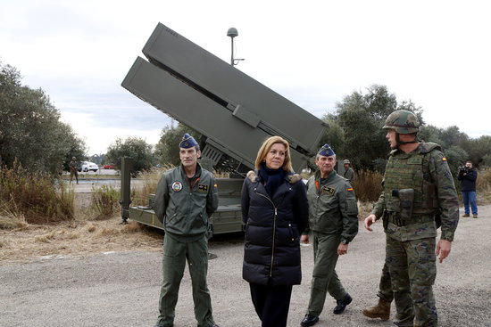 The Spanish defense minister, María Dolores de Cospedal, visiting military equipment in Reus in December 2017 (by Roger Segura)