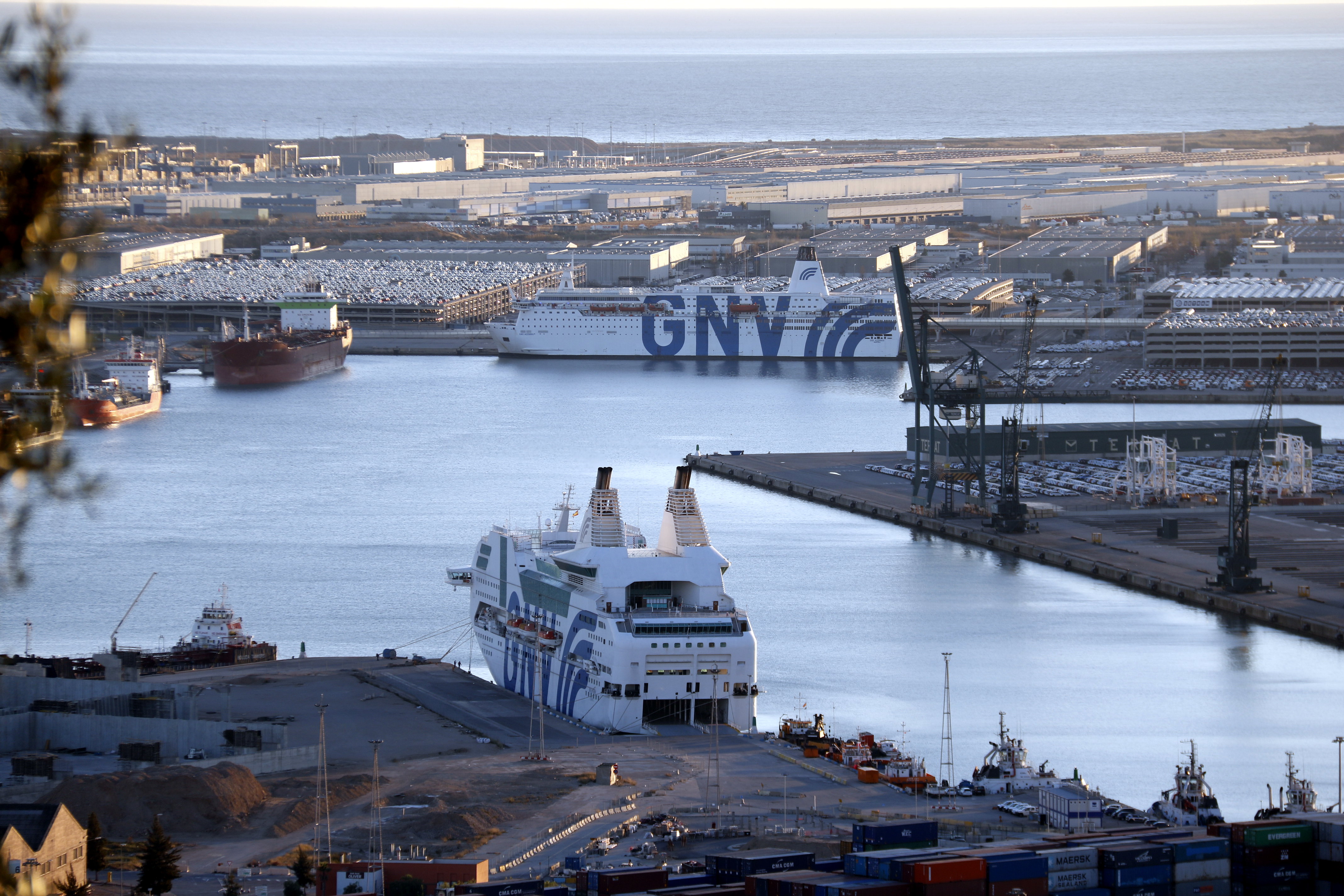 Ships GNV Azzurra and Rhapsody in the Port of Barcelona on December 30 2017 (by Laura Fíguls)
