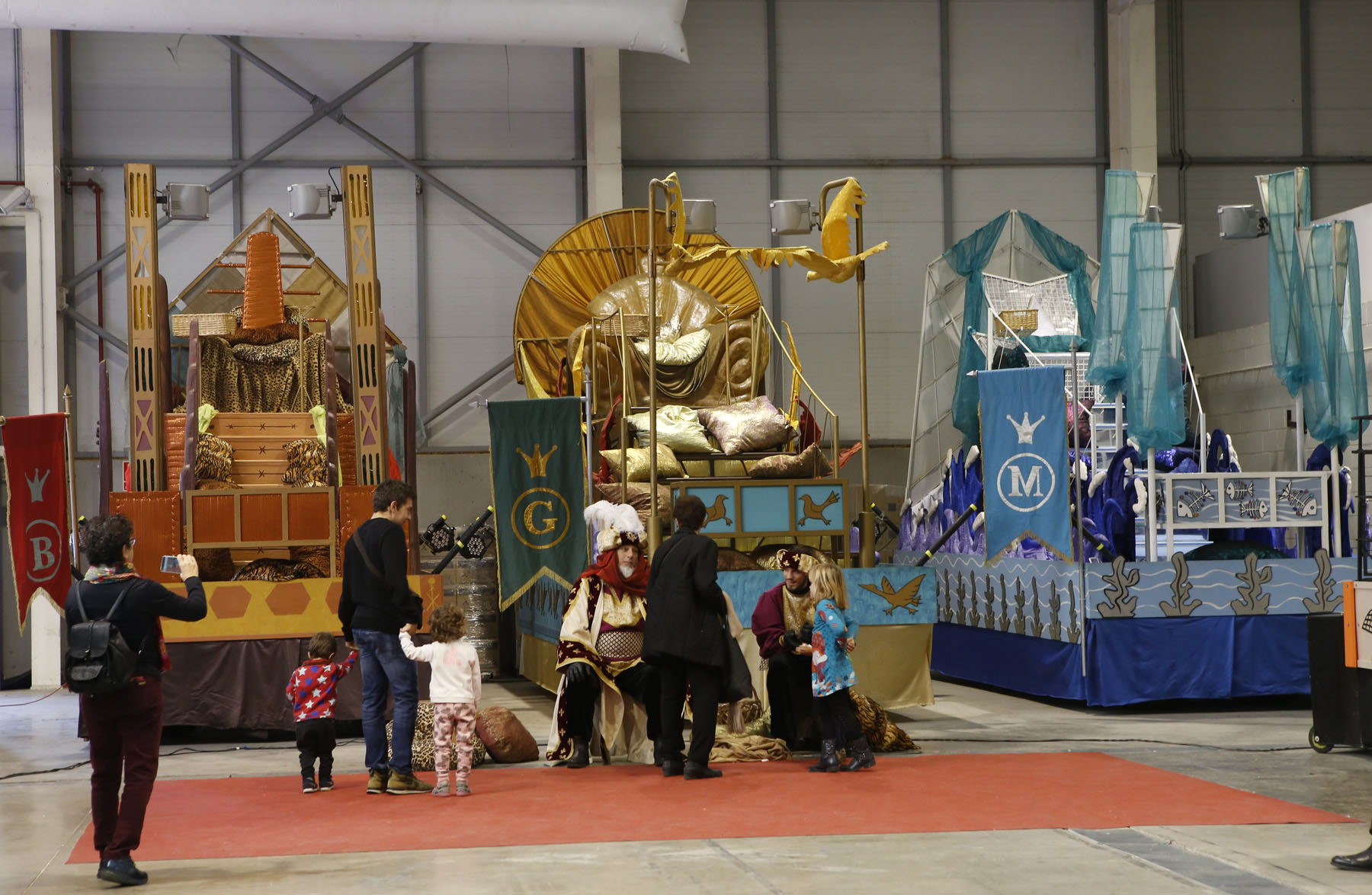 Children get to meet the wise men and see their floats in the Catalan town of Lleida on January 3 2018 (by Paeria)