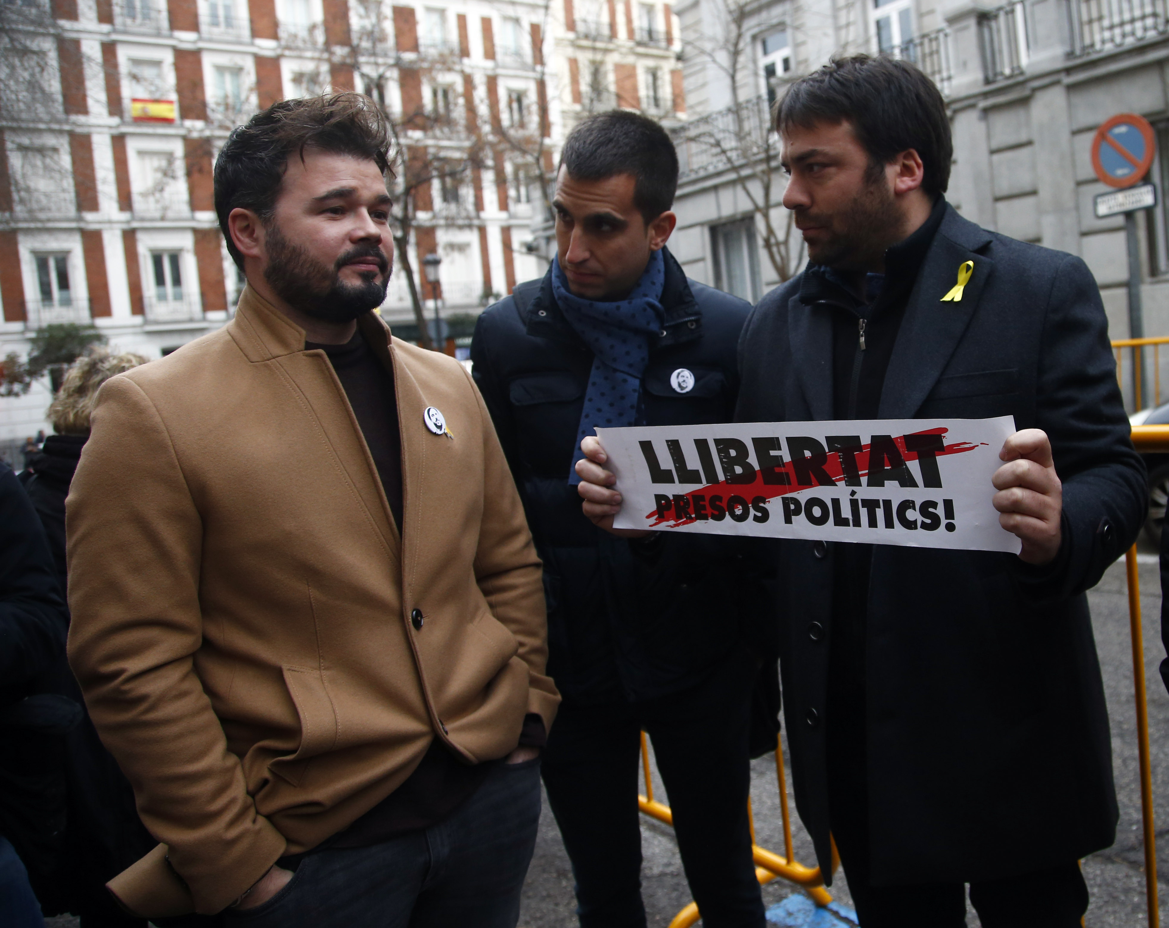 Gabriel Rufián, Spanish Congress MP for ERC, outside the Spanish Supreme Court to support Oriol Junqueras on January 4 2018 (by Javier Barbancho / ACN) 