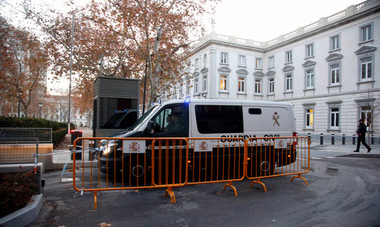 Guardia Civil police van at the entrance of Spain's National Court (by Pol Solà)