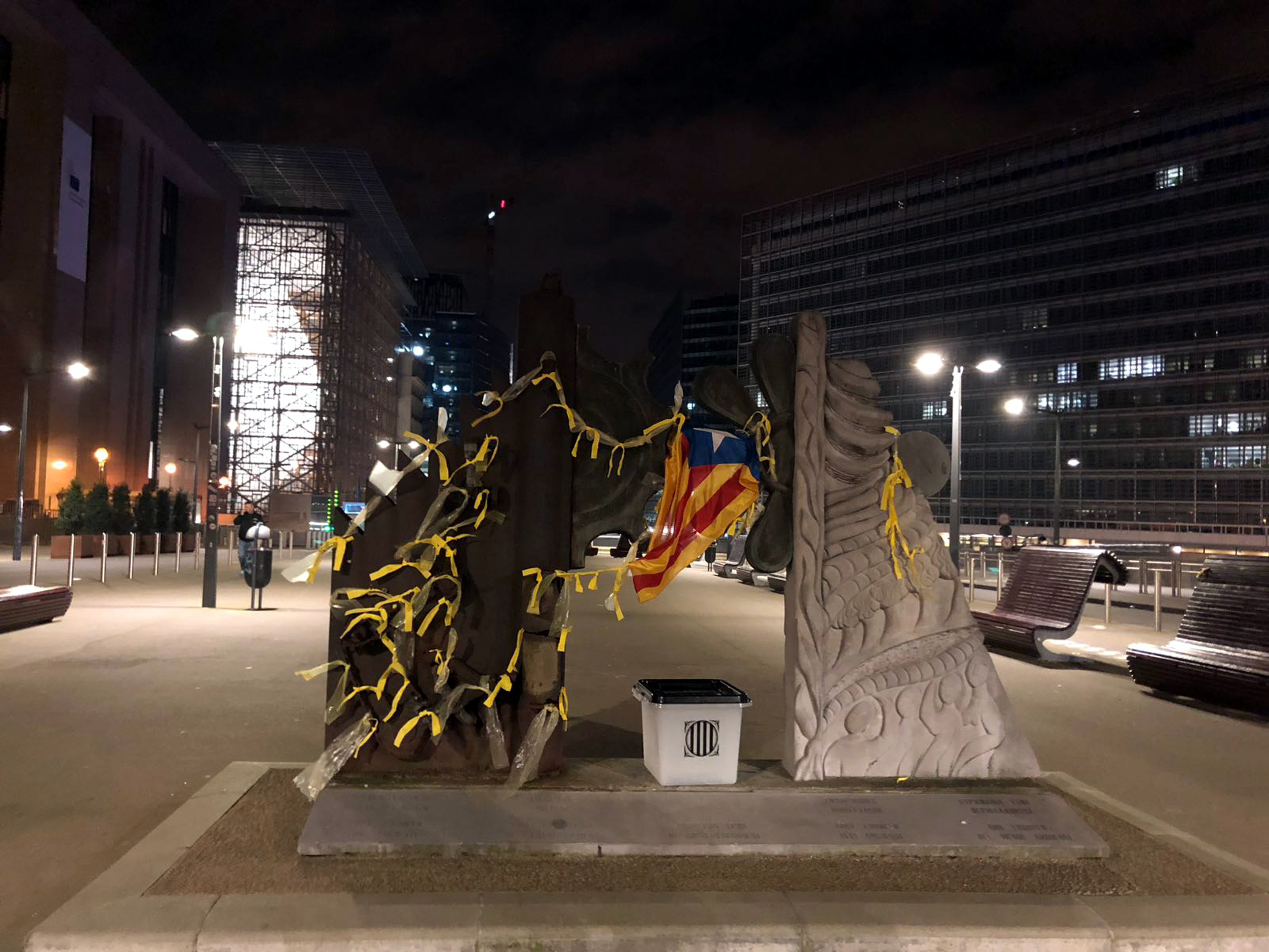 Yellow ribbons, an 'estelada' flag, and an October 1 ballot box outside the European Commission in Brussels on January 14 2018 (by CDR Brussels)
