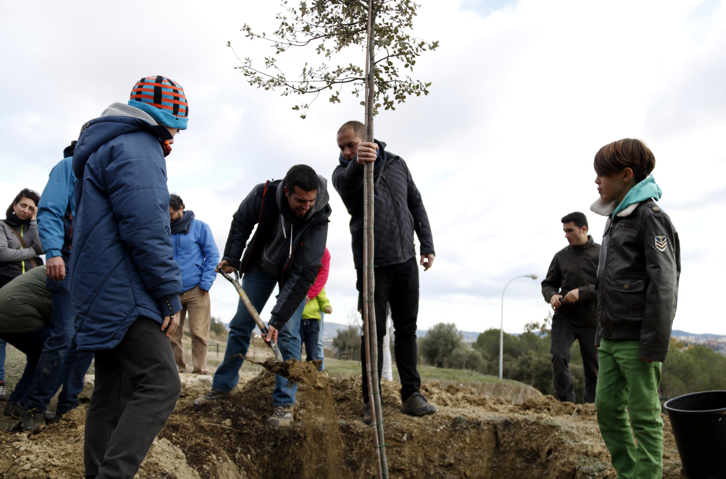 Friends and family planting an oak tree in remembrance of Pau Pérez, victim of the August 17 Barcelona terrorist attack (by ACN)