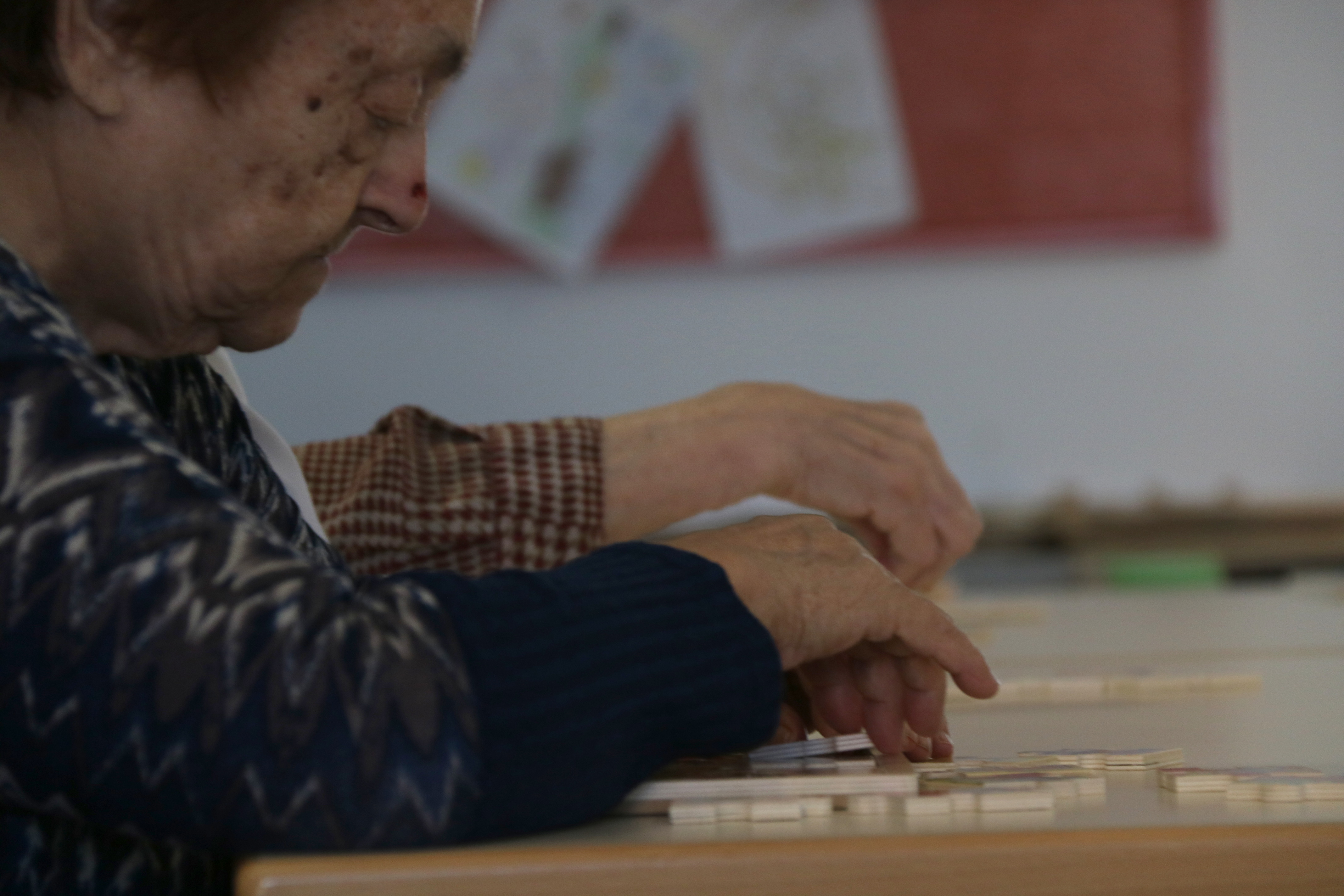 Two elderly women work on a puzzle in a public rest home on January 16 2018 (by Elisenda Rosanas)