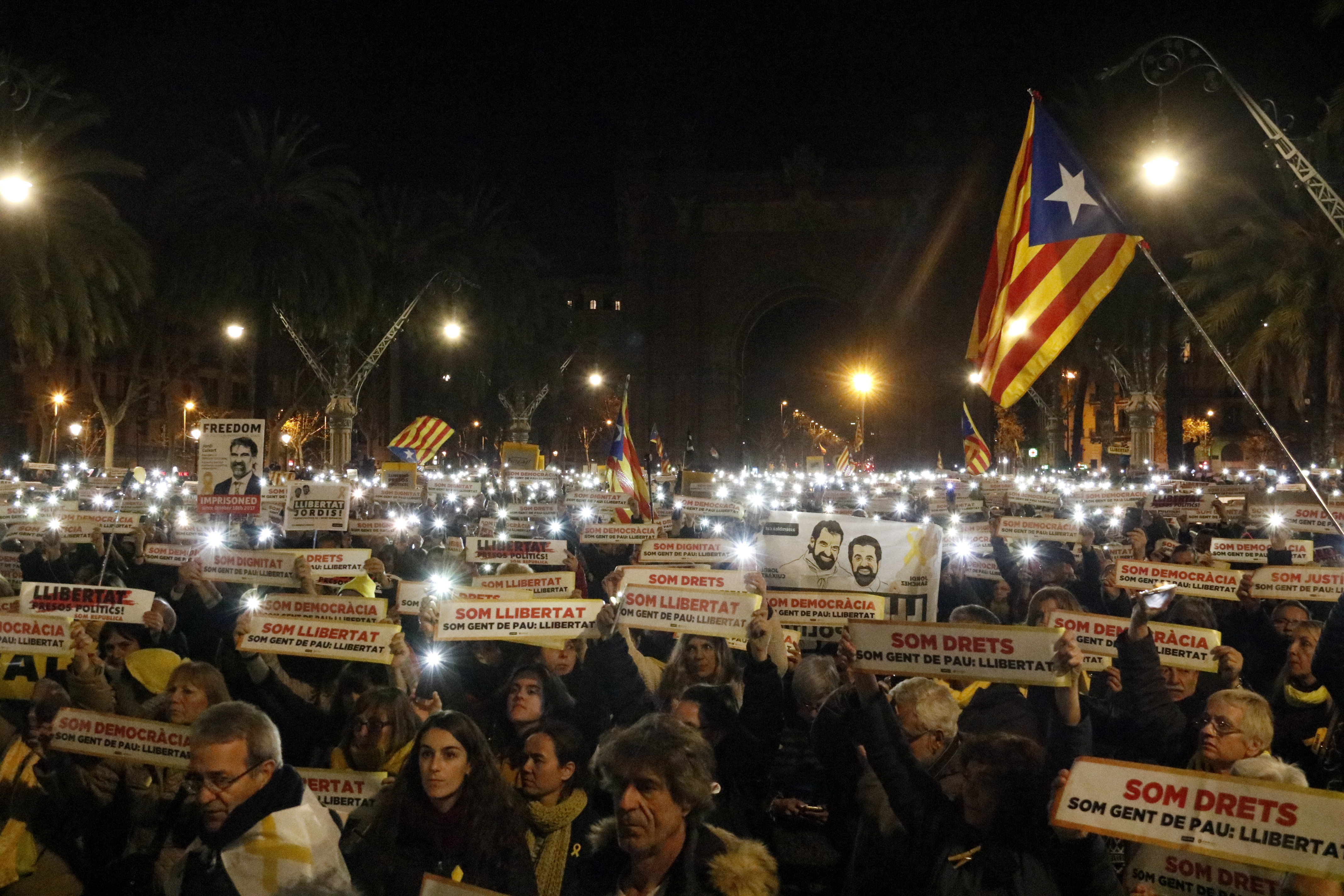 Demonstration participants in Barcelona demand the freedom of Jordi Cuixart and Jordi Sànchez on January 16 2018 (by Laura Fíguls)
