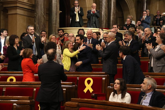 Roger Torrent, being congratulated for his new post as Parliament president (by Elisenda Rosanas)