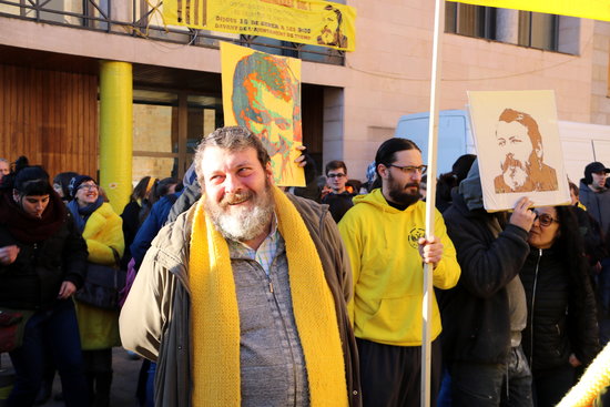 Manel Riu (foreground) escorted by supporters in Tremp (by Marta Lluvich)