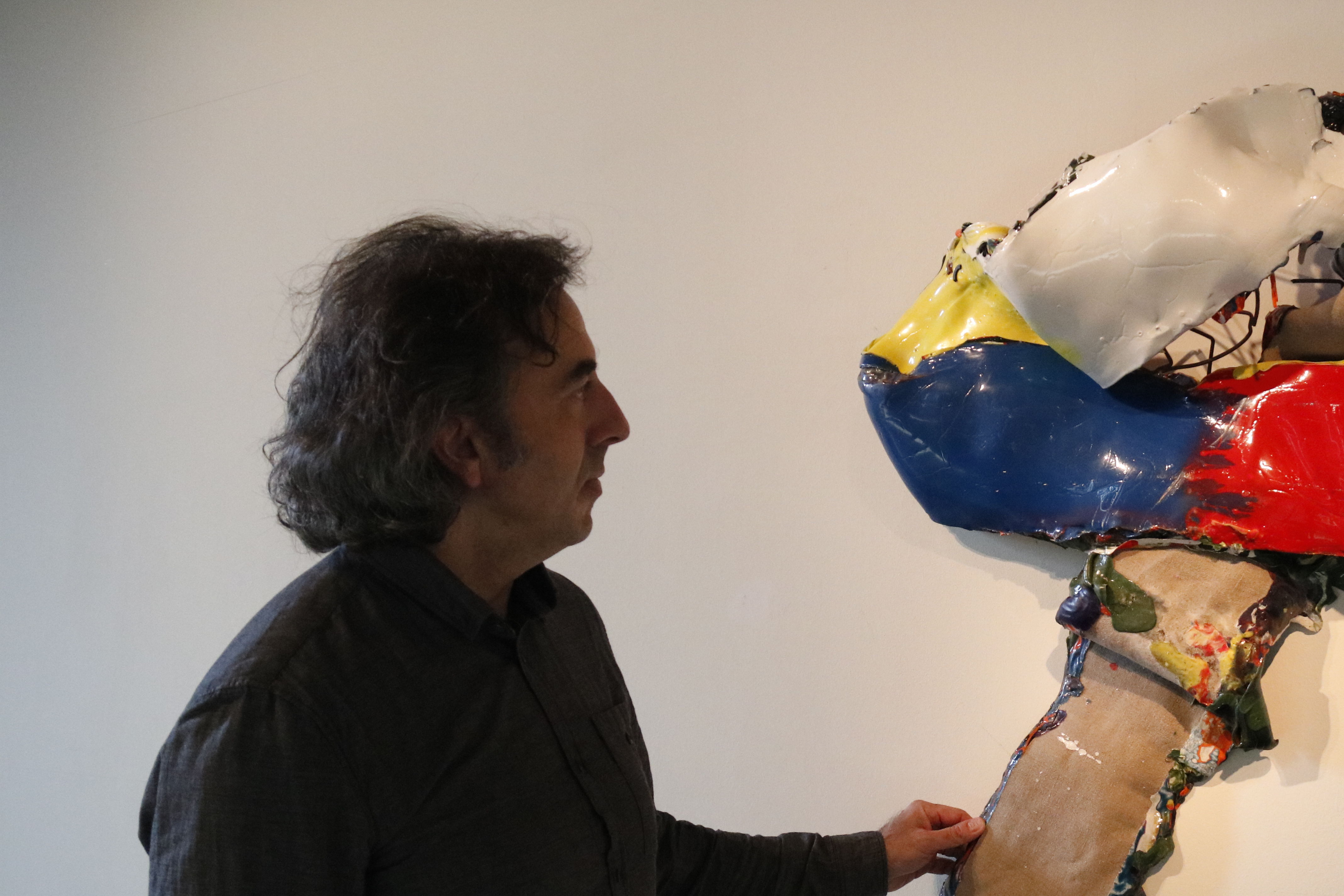 Xavier Escribà looking at one of his pieces displayed at the Can Mario museum in Palafrugell (by Lourdes Casademont)