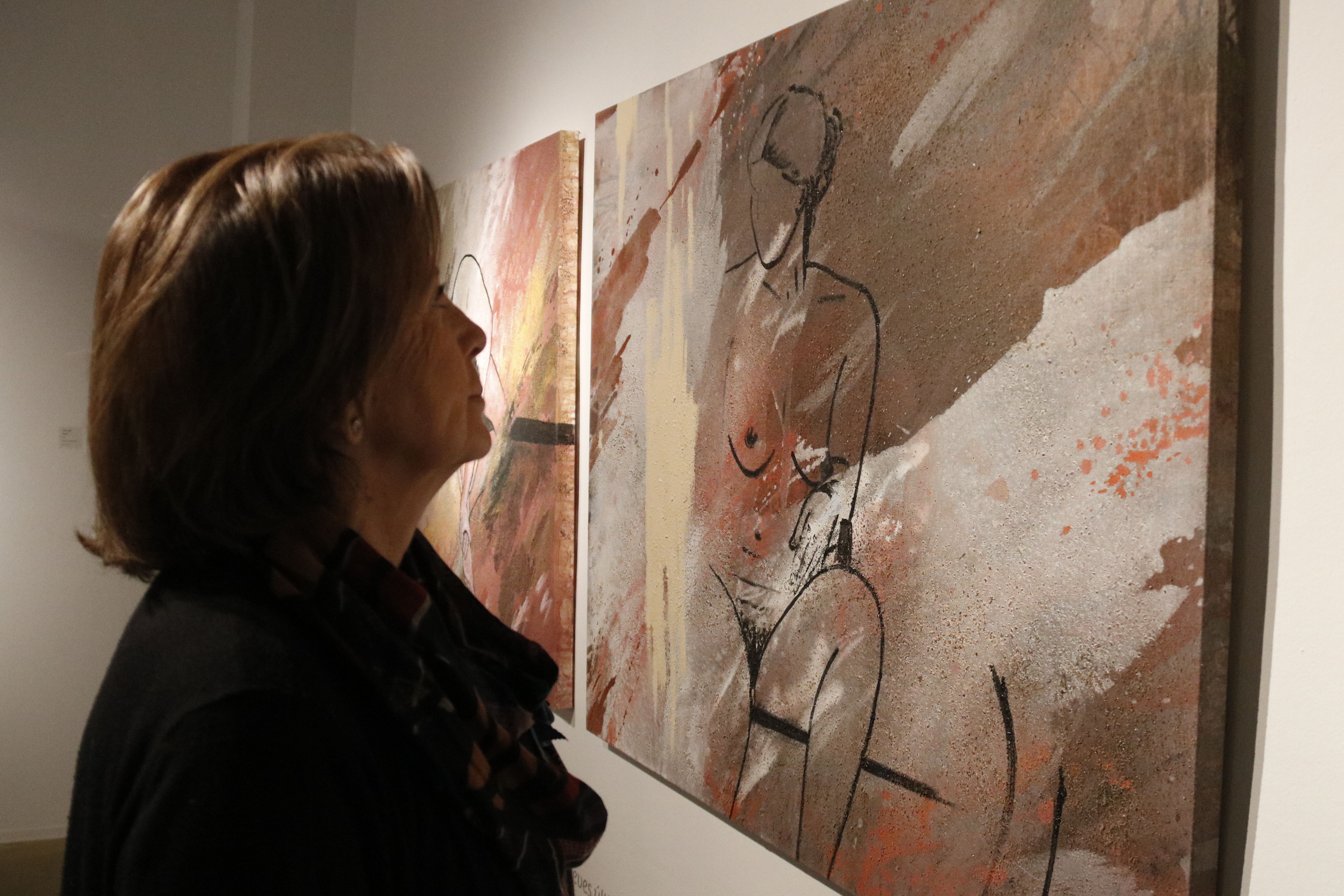 Artist Xita Fornt looking at her work exhibited at the Can Mario museum (by Lourdes Casademont)