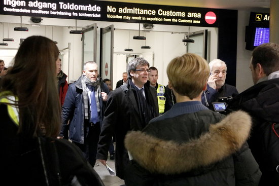 Carles Puigdemont immediately after landing in Denmark (by Rafa Garrido)