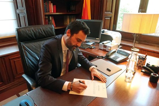 The Catalan Parliament president, Roger Torrent, signing Carles Puigdemont's bid to become Catalan president again (by Catalan Parliament)