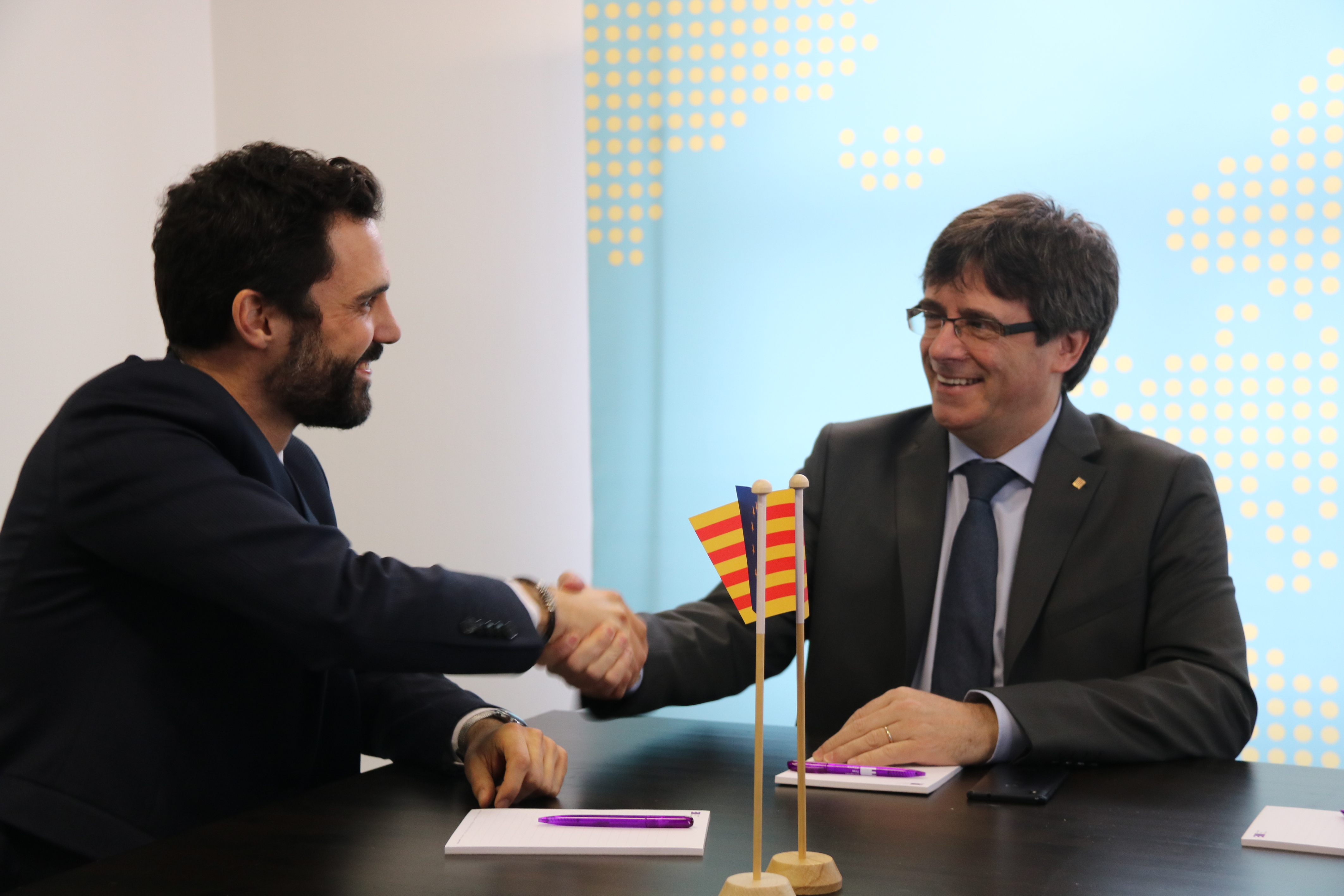 Roger Torrent and Carles Puigdemont during their meeting in Brussels (by Blanca Blay)