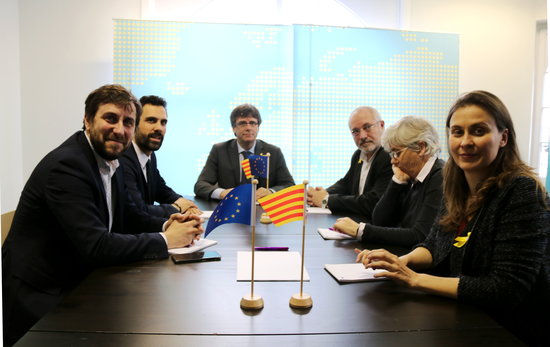 From left to right, Toni Comin, Roger Torrent, Carles Puigdemont, Lluis Puig, Clara Ponsati and Meritxell Serrat meeting in Brussels (by ACN)