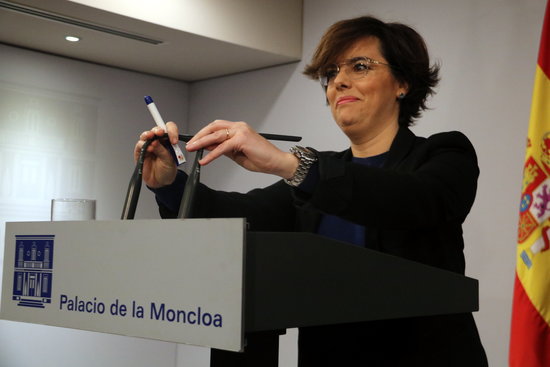 The Spanish vice president, Soraya Sáenz de Santamaría, talking to the press (by Tania Tapia)