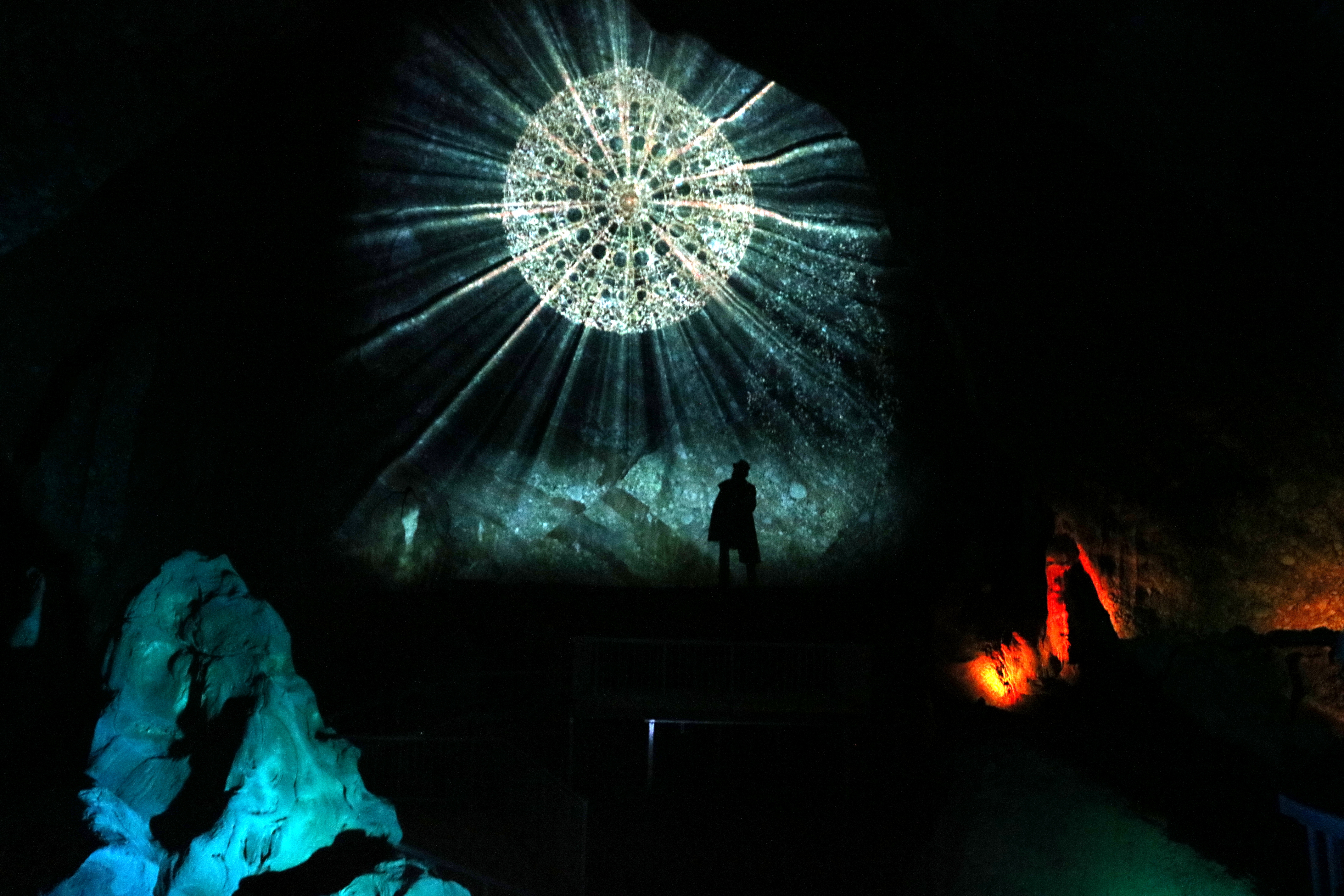 Audiovisual experience in the caves of Montserrat (by ACN)