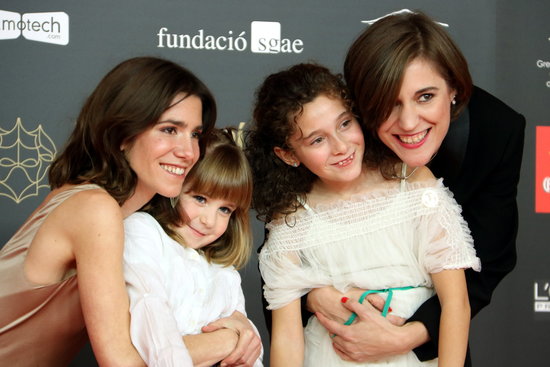 Actress Bruna Cusí (left) and director Carla Simón (right), with the two protagonists of Summer 1993, during the Catalan cinema awards ceremony (
