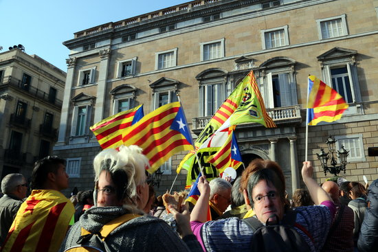 Pro-independence demonstrators in front of the Catalan government headquarters in Barcelona (by Júlia Pérez)