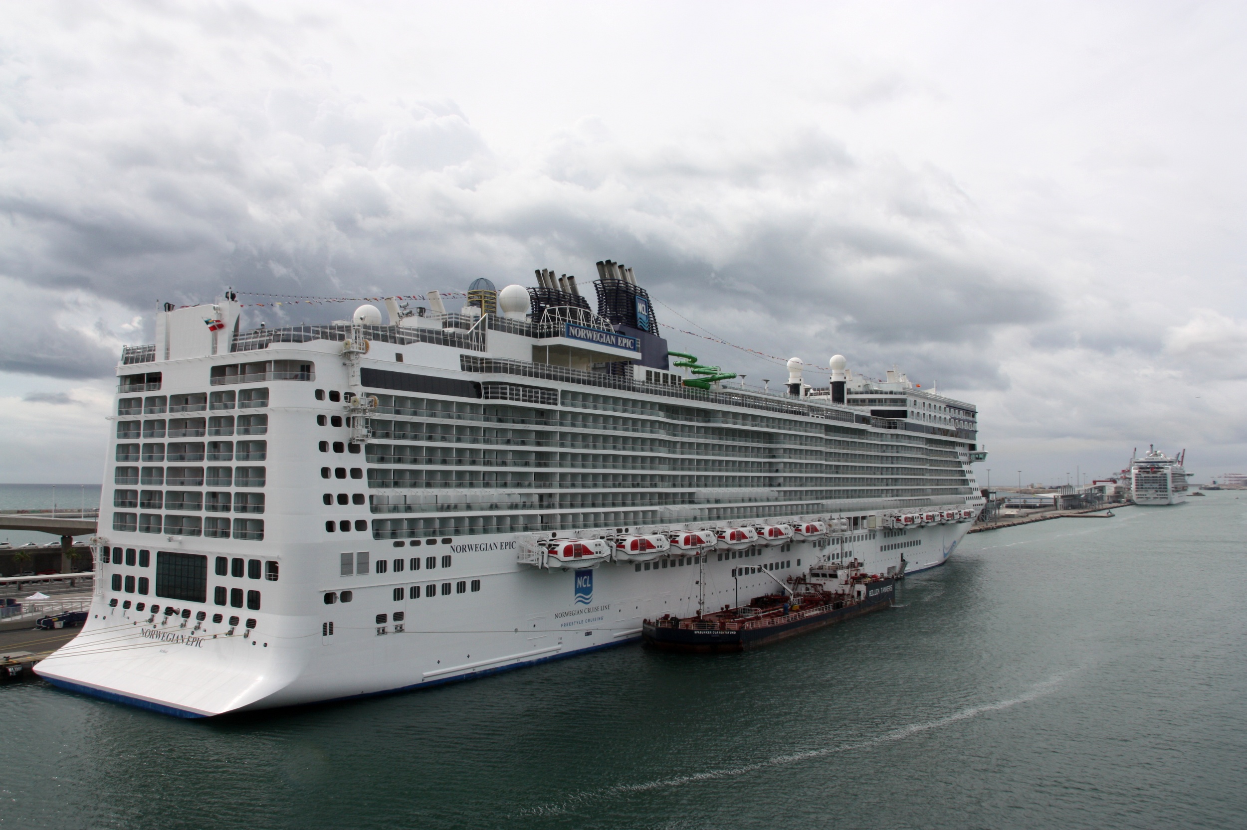 Cruise ships at the bascule bridge 'Pont d'Europa' at the Port of Barcelona on May 6 2012 (by Josep Ramon Torné)