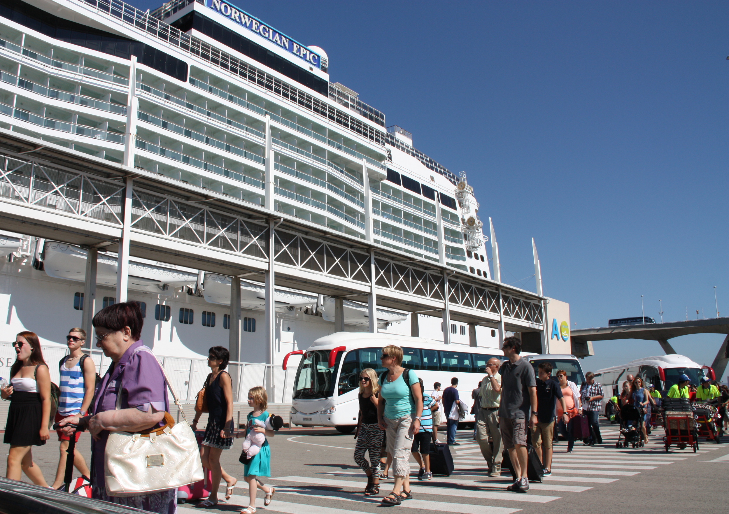 Crusieship passengers disembarking at Barcelona port (by ACN)
