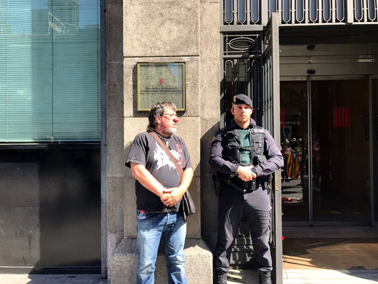 Jordi Pesarrodona wearing a red clown nose alongside an officer (by Jordi Pesarrodona)