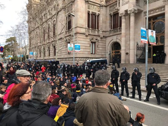 Demonstrators gather in front of Spain’s Supreme Court in Catalonia (by CDR Parets)
