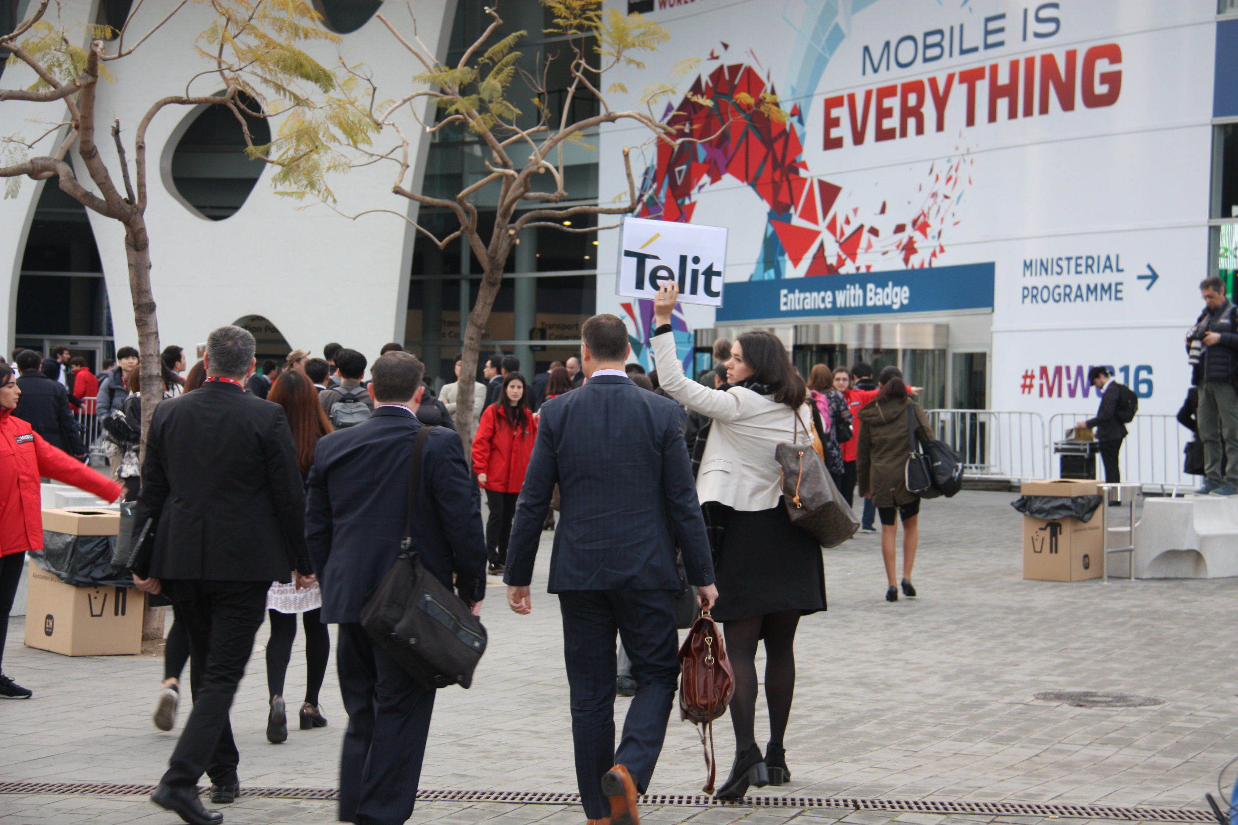 First attendees arriving at previous Mobile World Congress (by ACN)