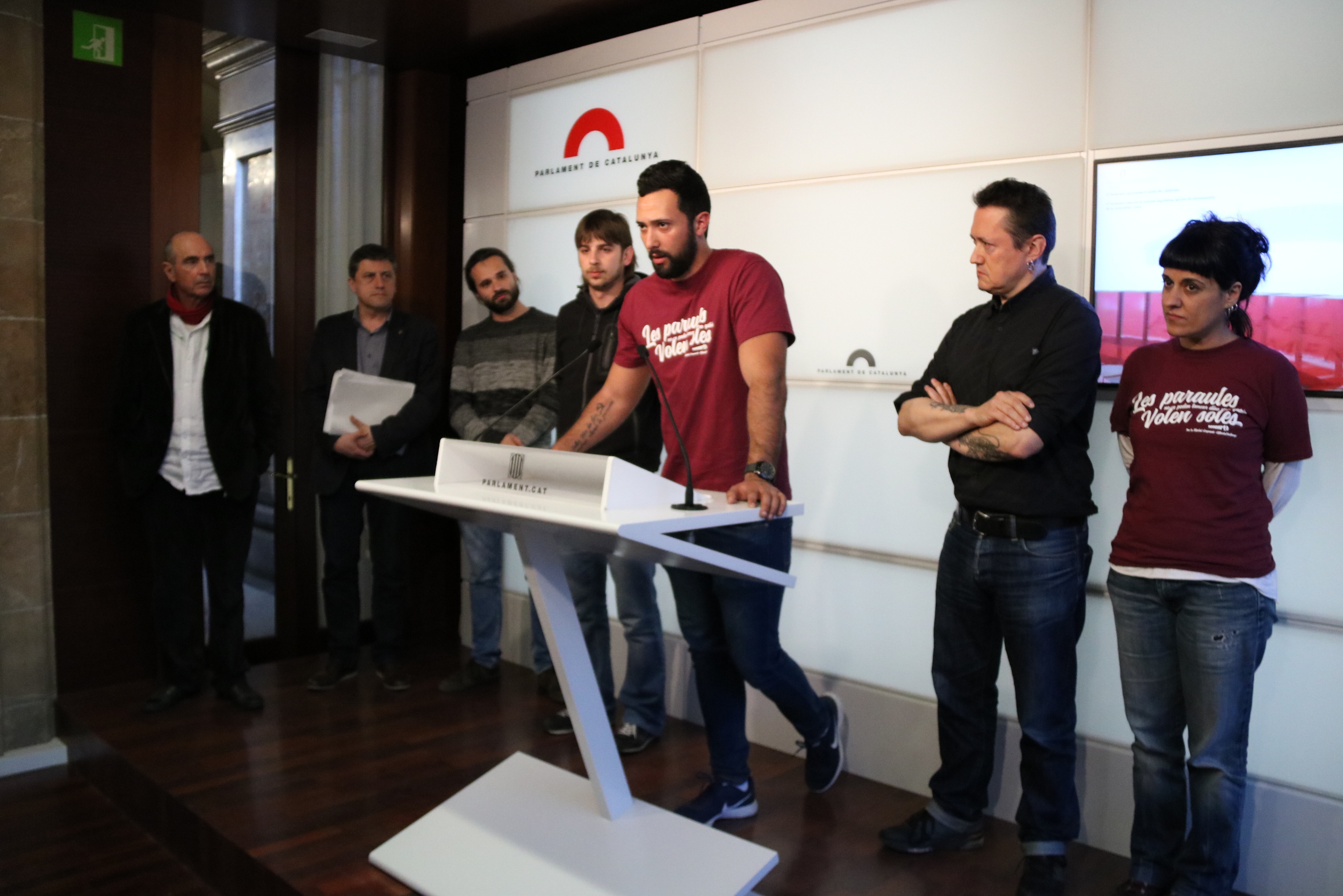 Mallorcan rapper Valtonyc speaks at the podium alongside politicians, grassroots leaders, and musicians on March 22 2017 (by Rafa Garrido)