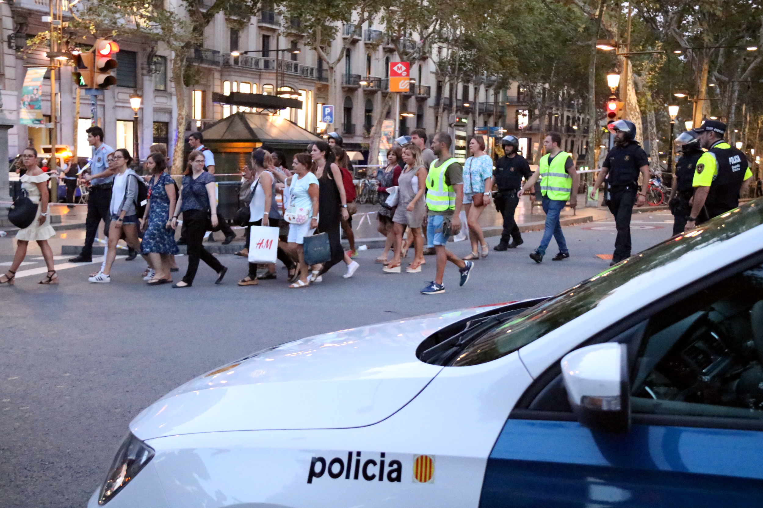 Police officers escort citizens away from the center of Barcelona after the attacks on August 17 (by Núria Julià)