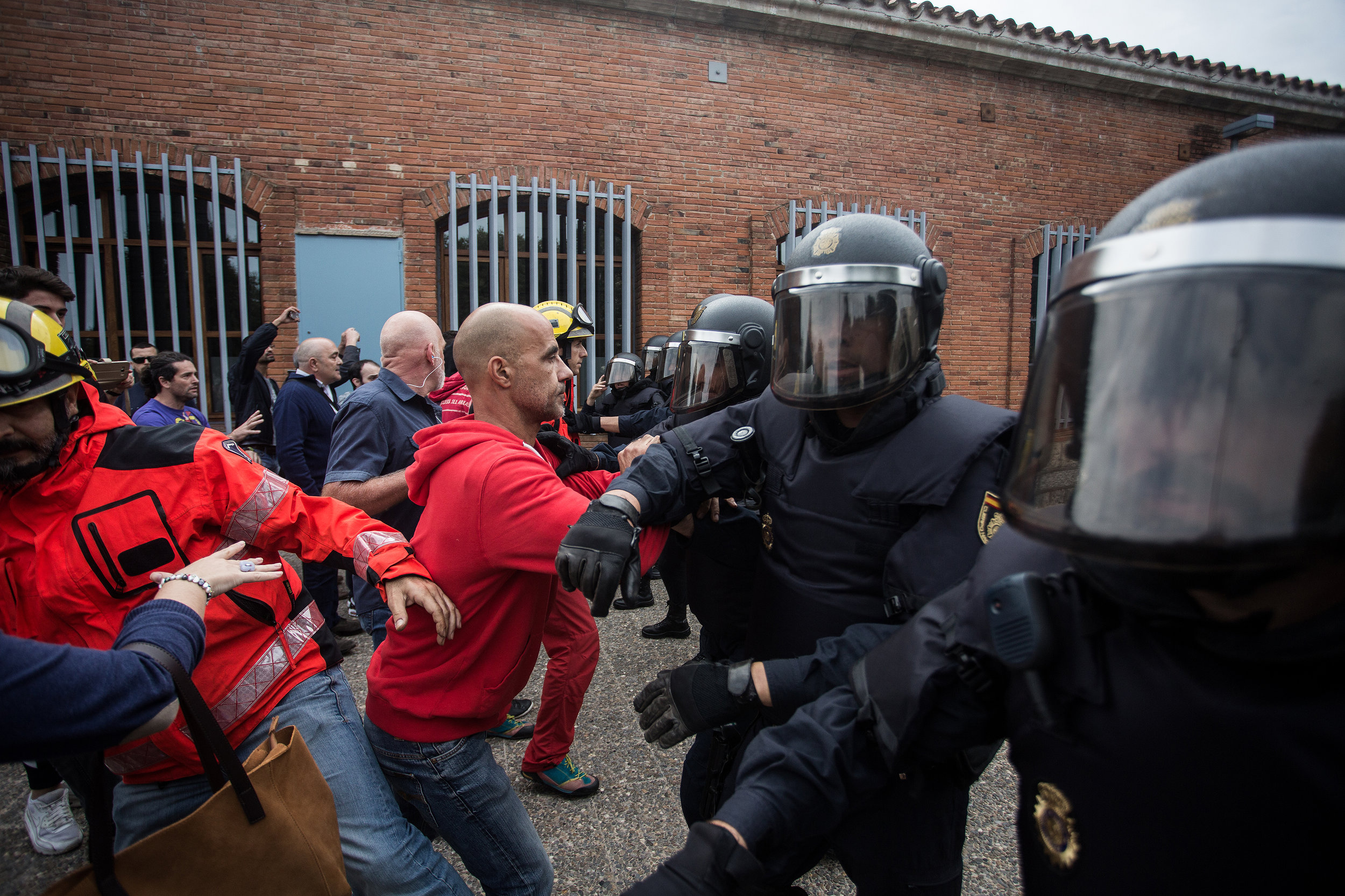 Confrontation between fire brigade and Spanish police on October 1 (by ACN)