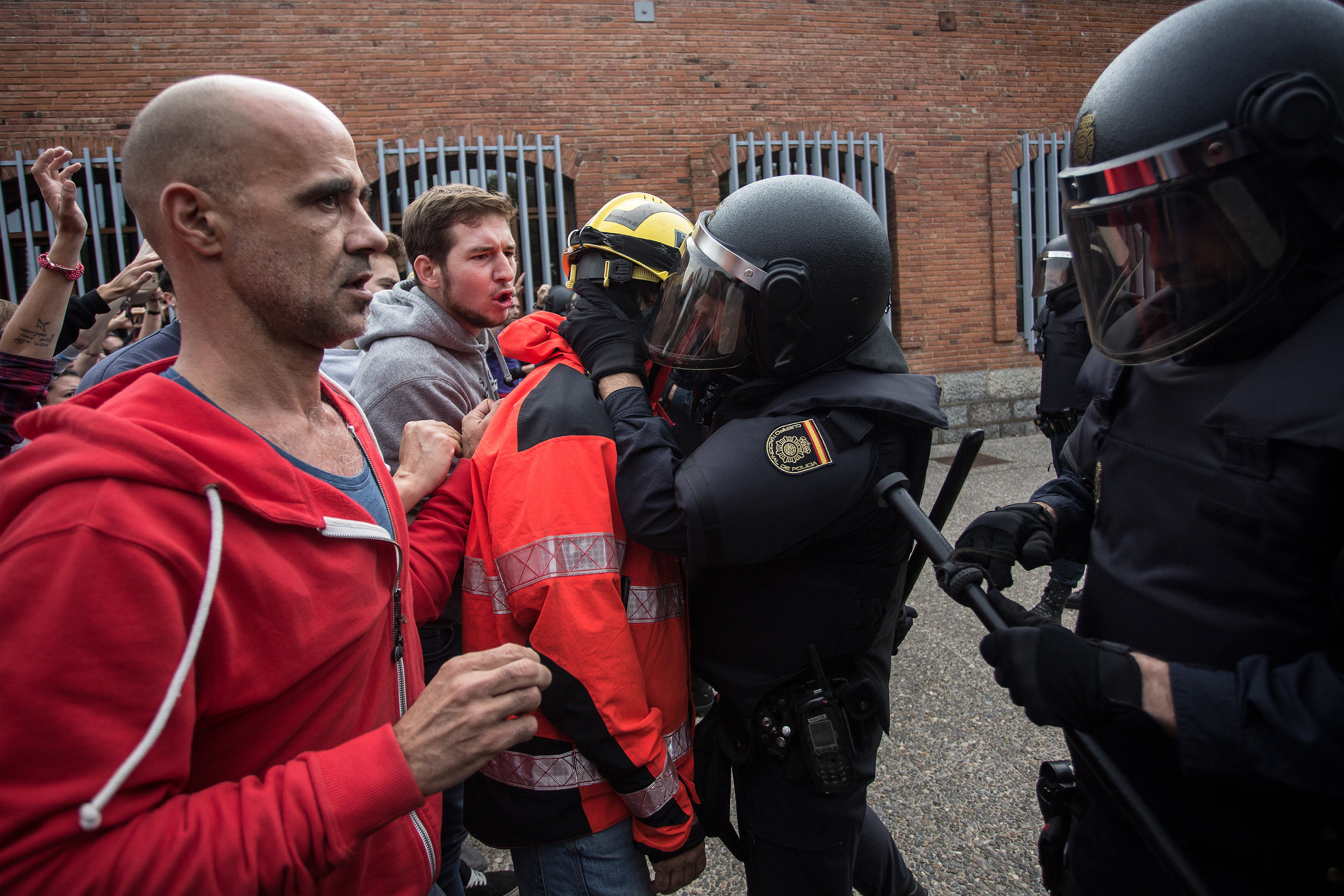 Voters facing police officers on October 1 in Catalonia (by Carles Palacio)