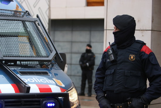 An agent of the Mossos d'Esquadra (by ACN)