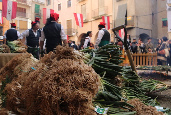 Calçots and the Calçotada festival in Valls (by ACN)
