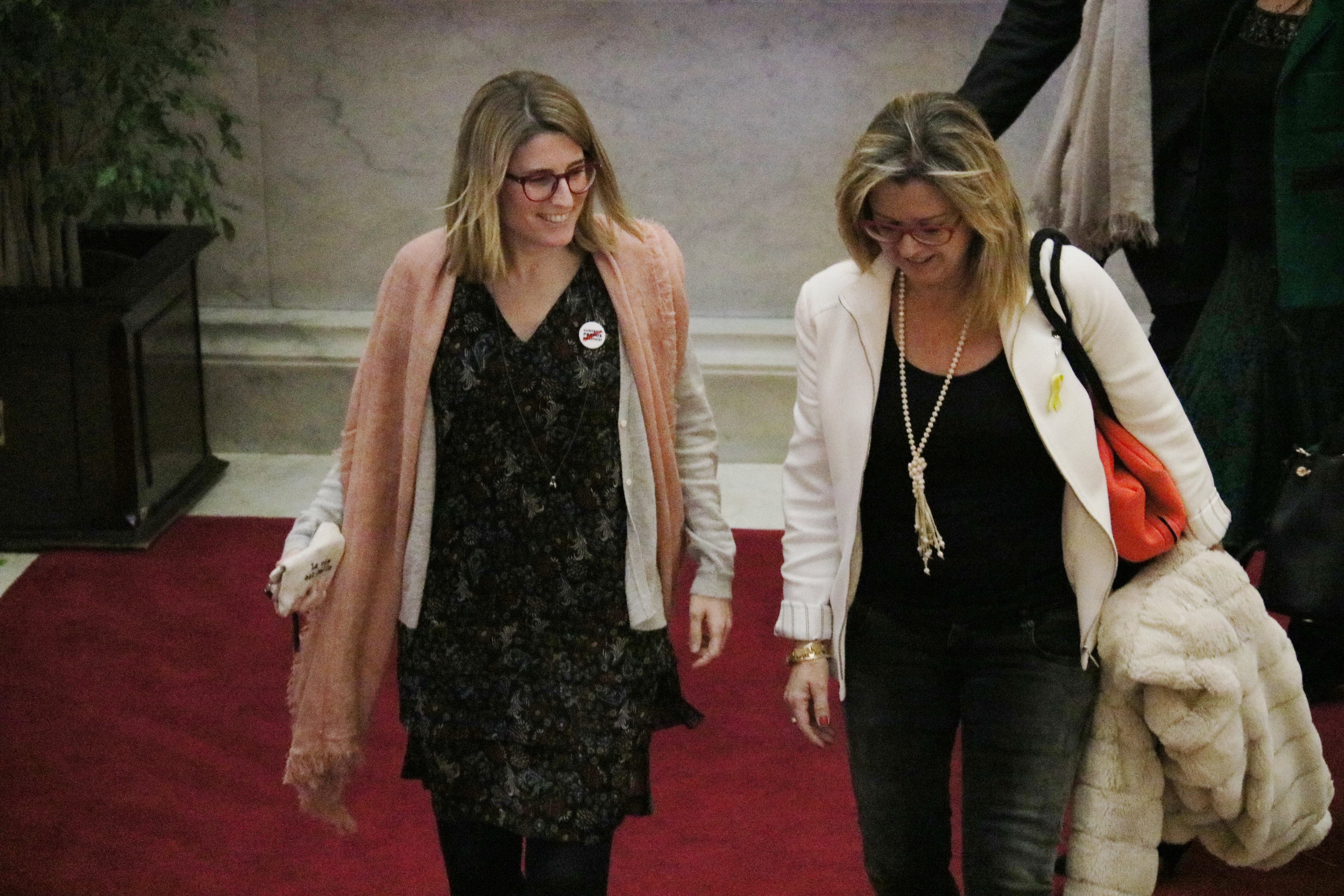 The spokesperson for JxCat, Elsa Artadi (left), alongside MP for the party Anna Tarrés (right) in the Catalan parliament on February 9 (by Bernat Vilaró)