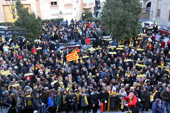 More than a thousand people gathered in the town square of Sant Vicenç dels Horts for the protest (by Bernat Vilaró)