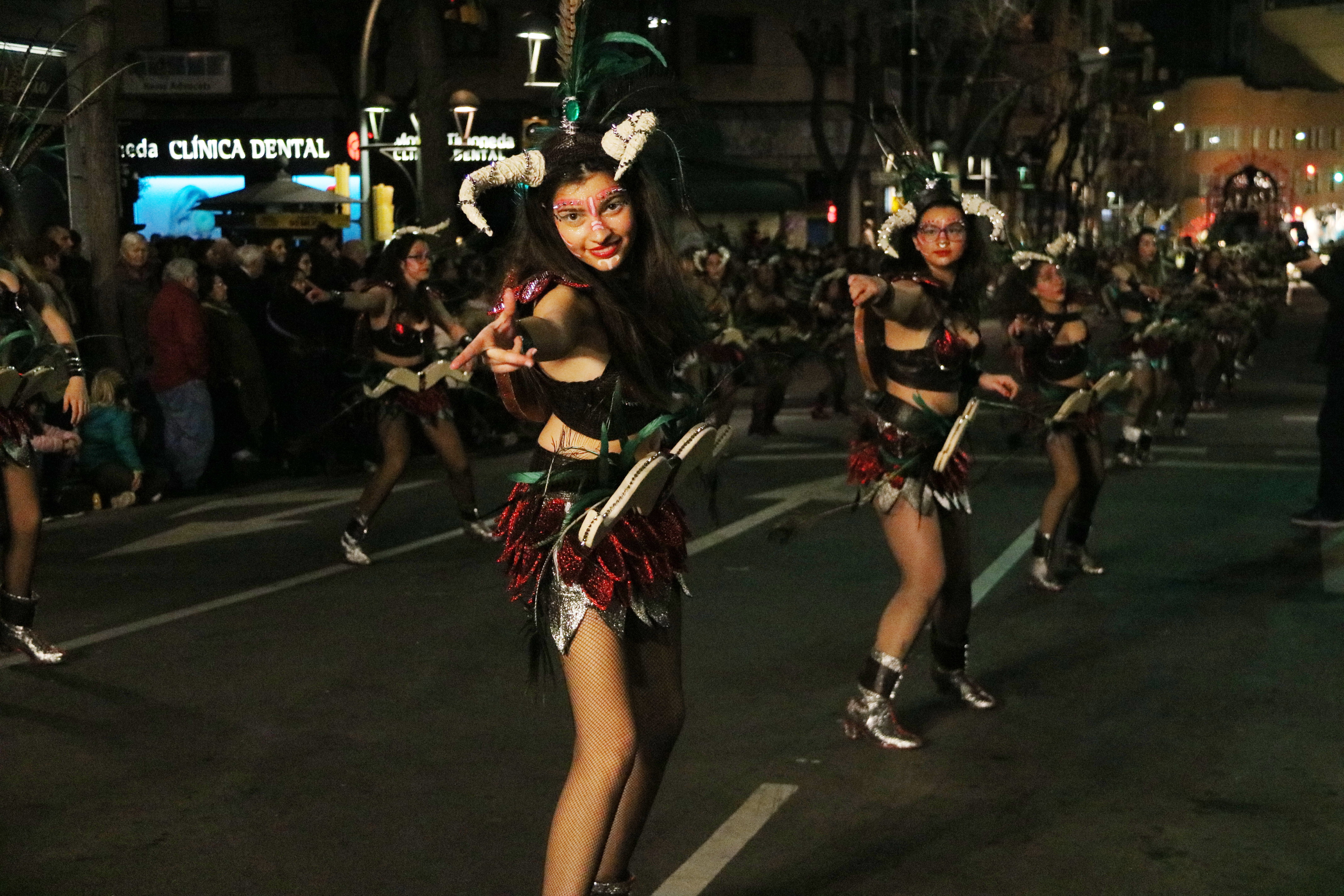 Costumed dancers perform at the Tarragona carnival street parade on February 11 2018 (by Sílvia Jardí)