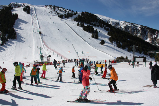 Skiers making the most of the snow in Masella (by ACN)
