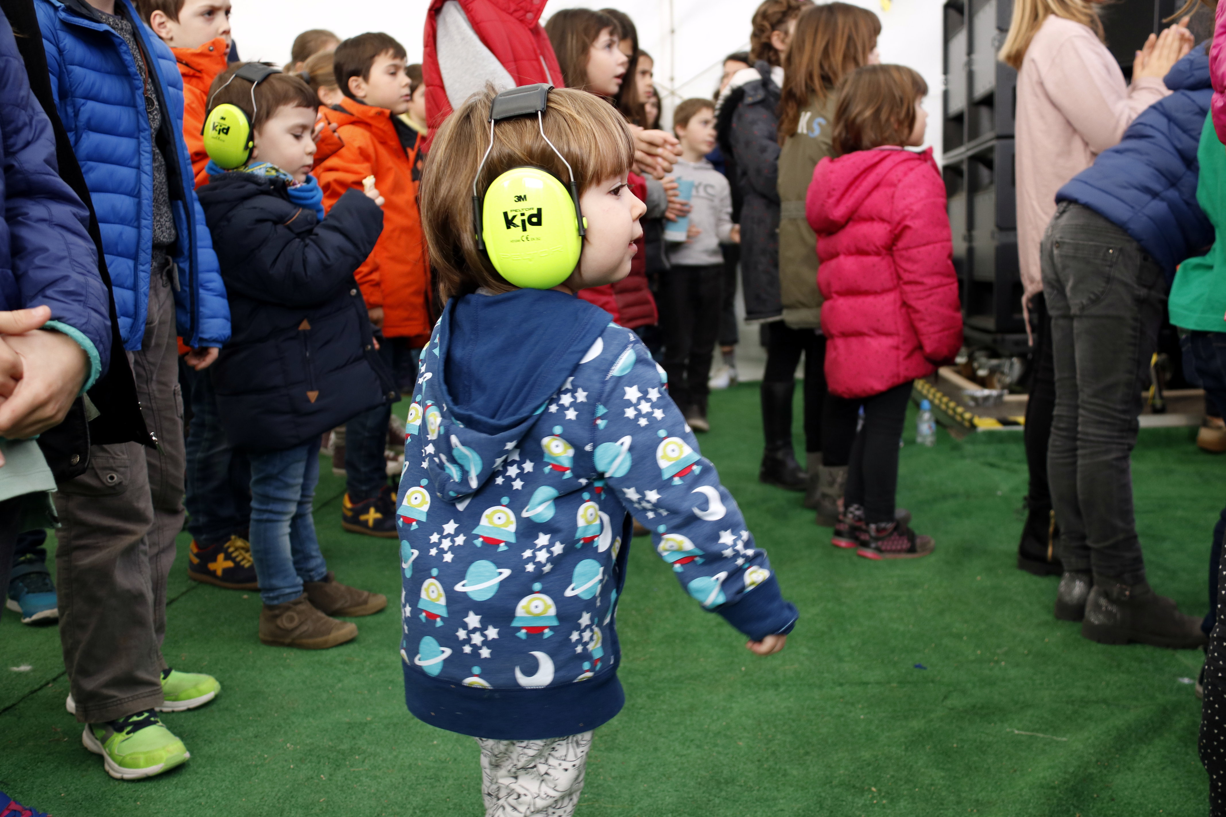 A little girl dances with headphones during the Petits Camaleons festival on February 18 2018 (by Mar Martí)