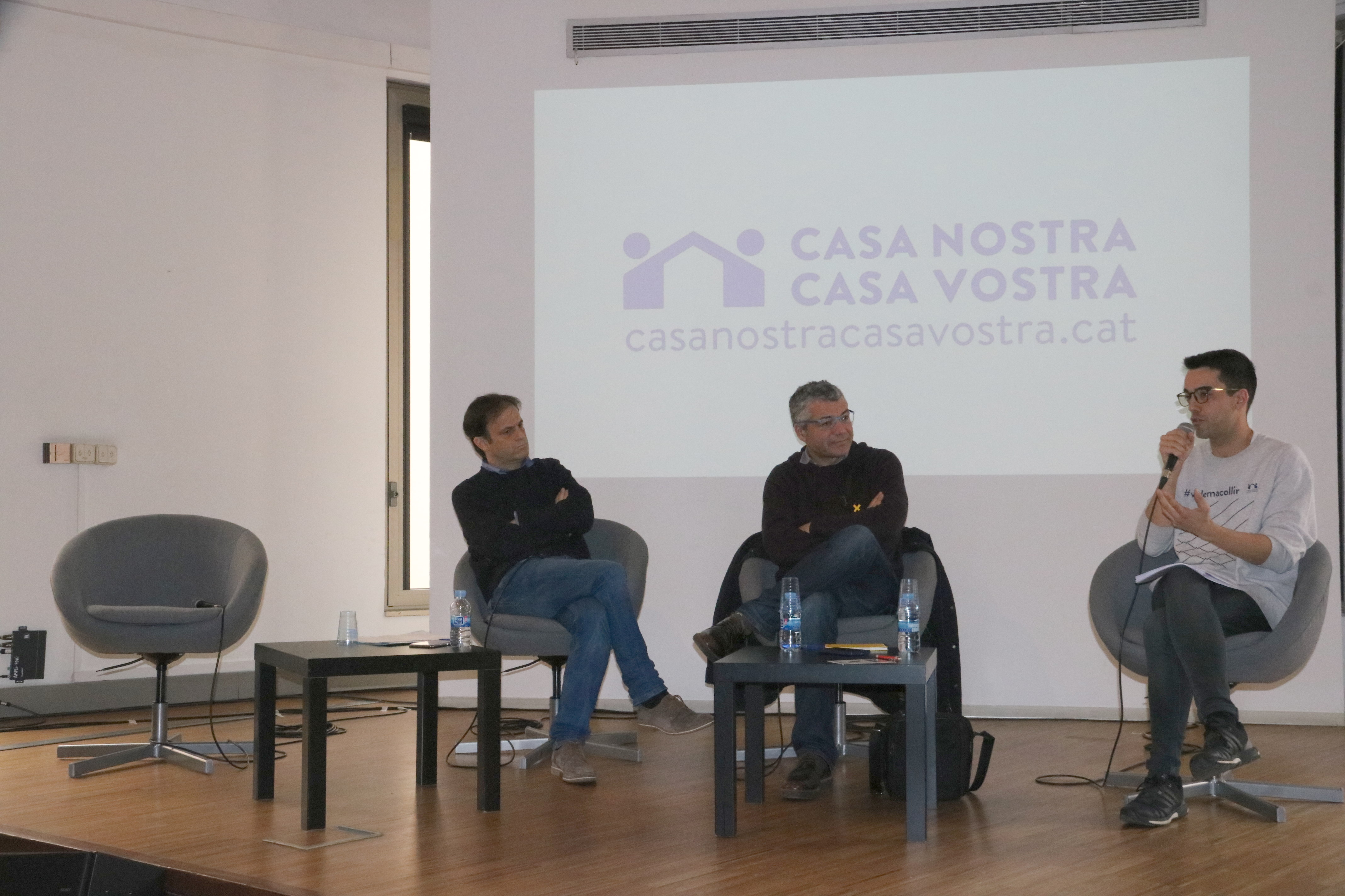 Jaume Asens and Oriol Amorós in a talk from 'Casa Nostra, Casa Vostra' on February 18 2018. On the left, a vacant chair that was reserved for a representative of the Spanish government (by Júlia Pérez)