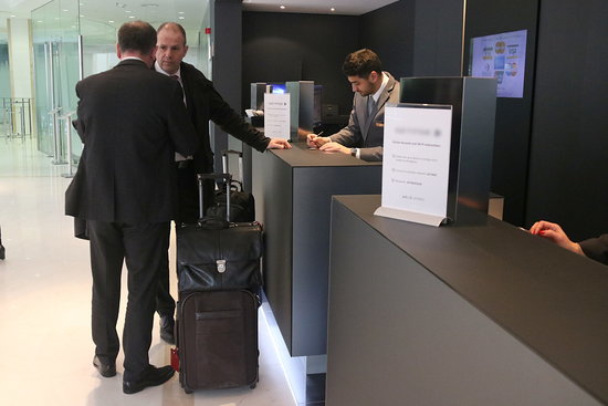Two men checking in to a hotel in Sitges on Monday (by ACN)