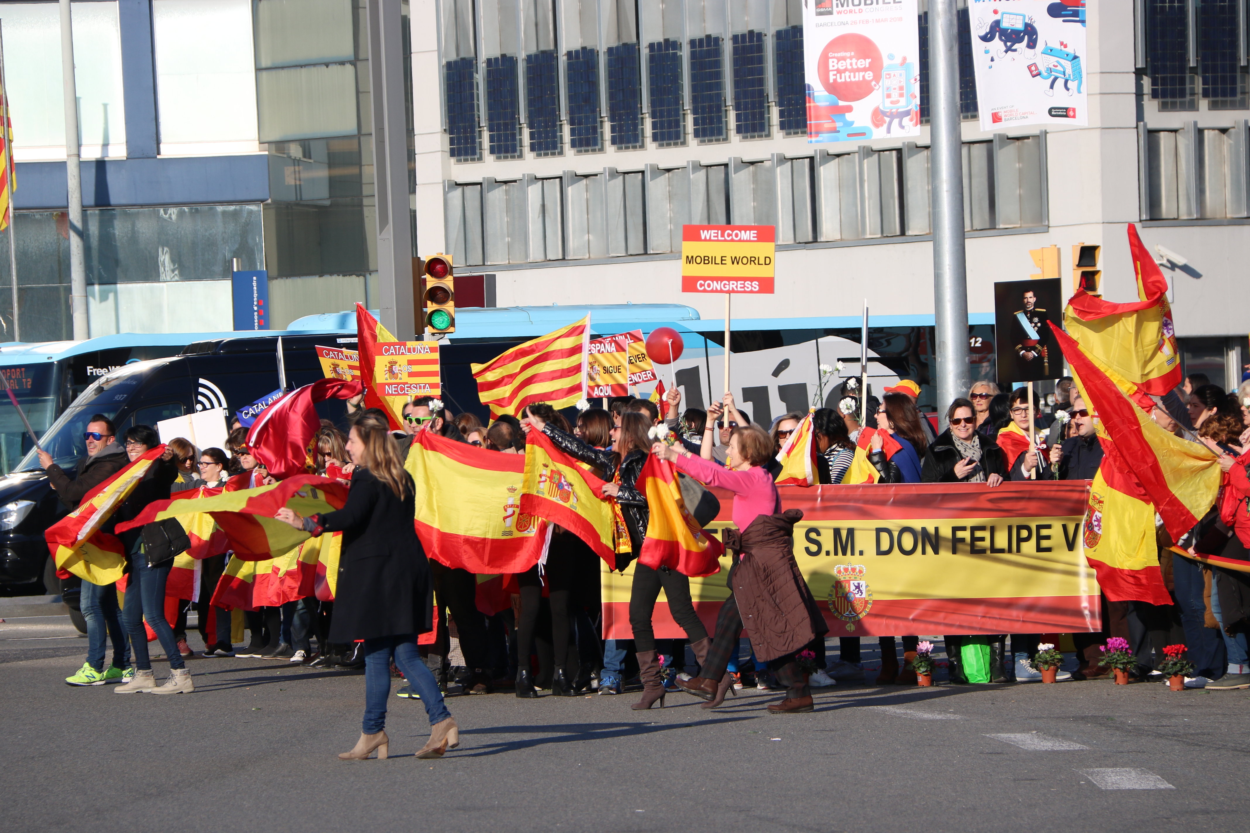 Unionist supporters welcoming the Spanish king (by ACN)