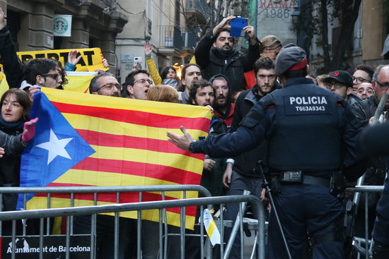 Pro-independence supporters in Barcelona centre (by ACN)