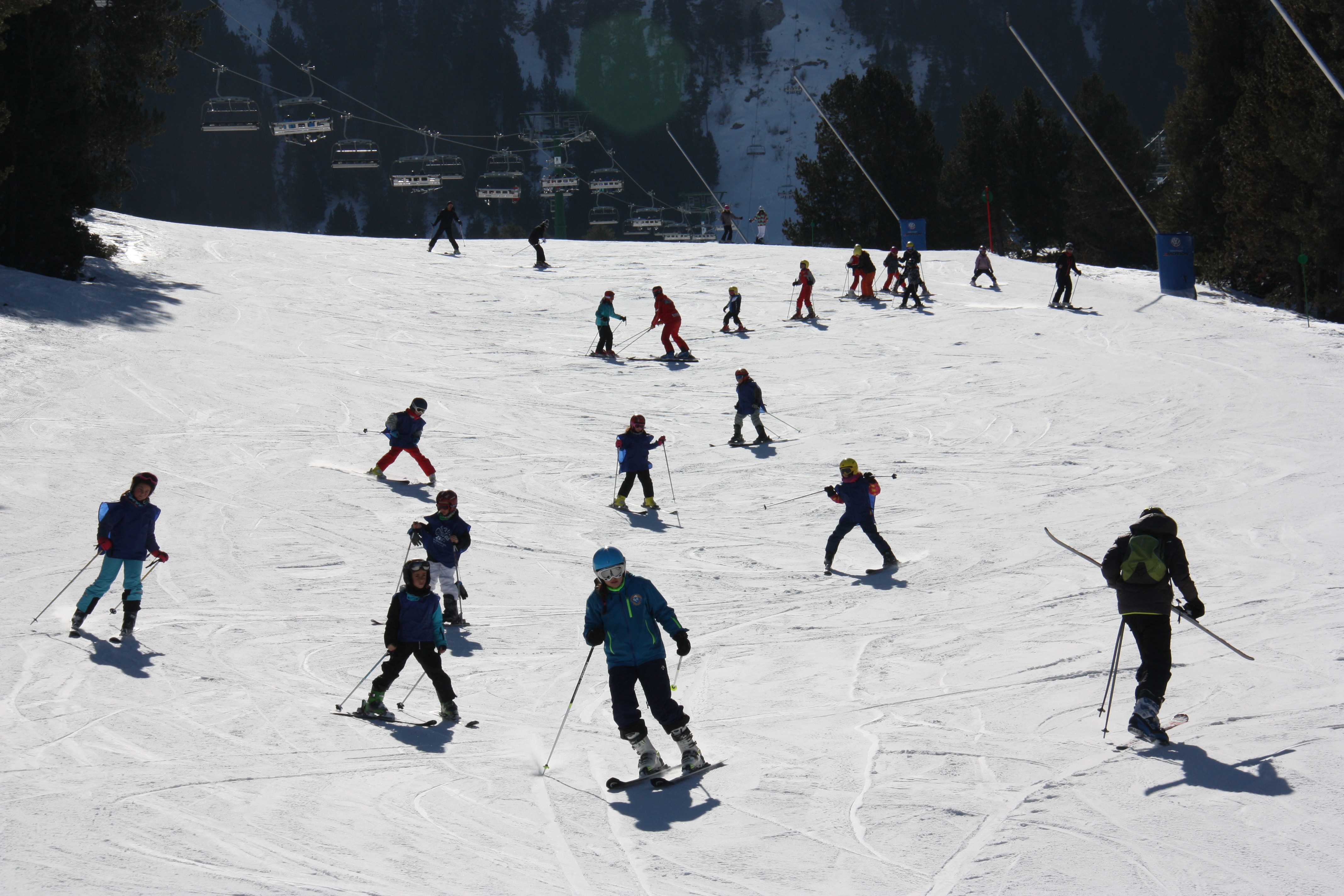 Various skiers on one of the pistes at La Molina station on February 23 2018 (by Albert Lijarcio)