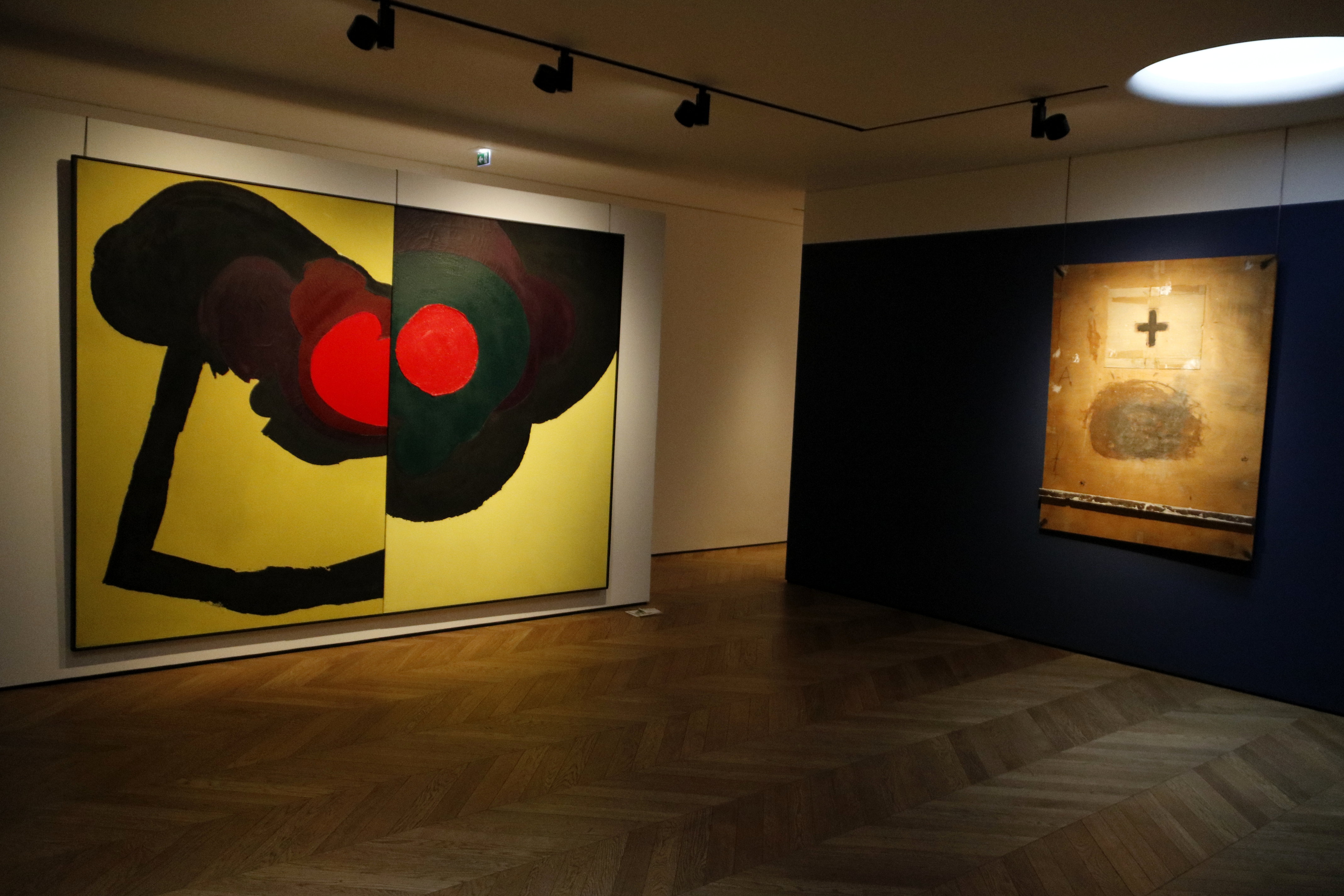 On the left, a piece by Luis Feito, and on the right, art by Antoni Tàpies at the Colnaghi art gallery in London on February 26 2018 (by Guillem Roset)