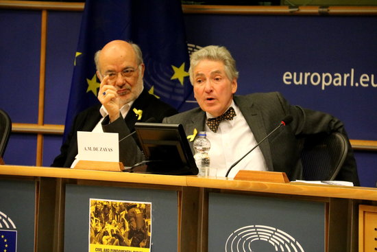 The independent United Nations expert, Alfred-Maurice de Zayas, and the Catalan MEP Josep Maria Terricabras (by Laura Pous)