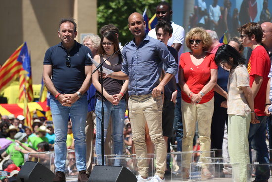Pep Guardiola (centre) at a pro-independence gathering in June 2017 (by ACN)