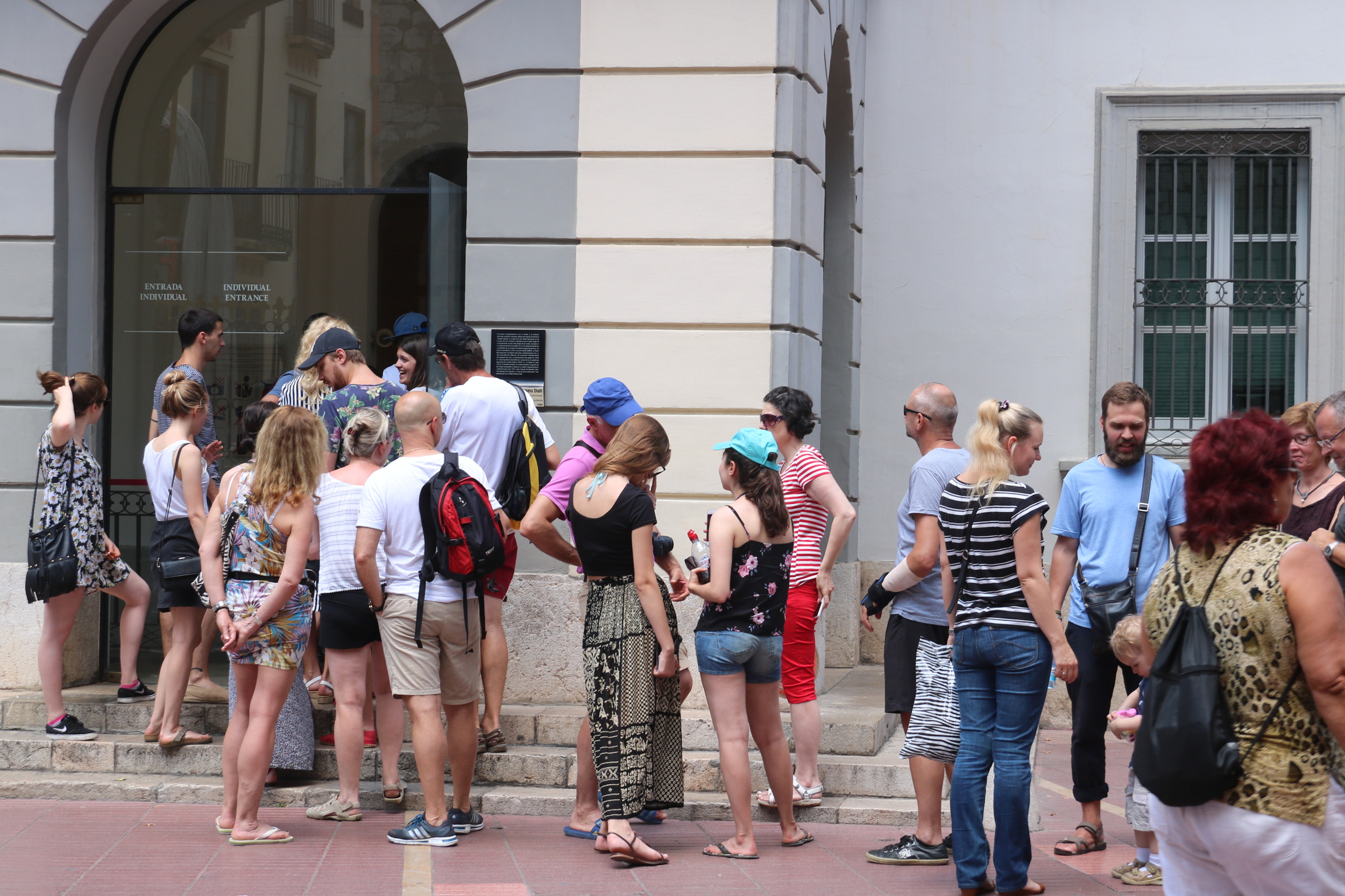 Access to the Dalí Theater-Museum with a line of people waiting to enter on July 13 2017 (by Marina López)