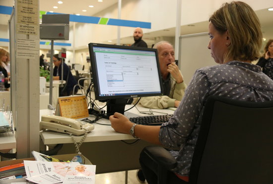 A man at an unemployment office in Barcelona (by ACN)